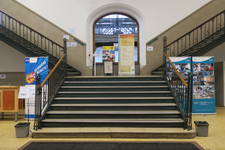 Boulevard Gustave Roulier 1, Charleroi, Université du Travail - Bâtiment Gramme, escalier (© ARCHistory, photo 2018)