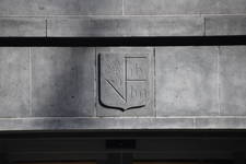 Ravensteinstraat 4, Brussel, zetel van het voormalige Verbond der Belgische Nijverheid - VBN, huidig VBO, logo (© ARCHistory, foto 2019)